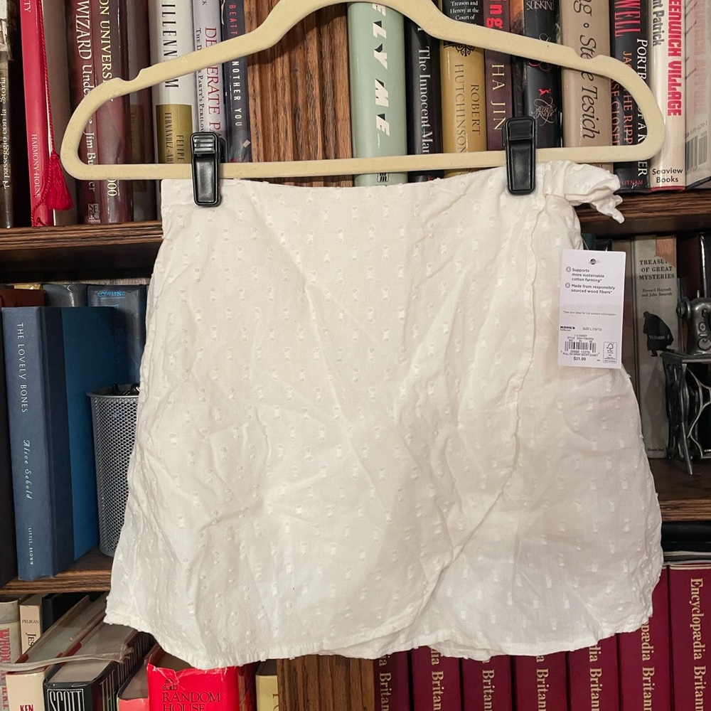 Elegant White Wrap Skirt. Size large. 10-12